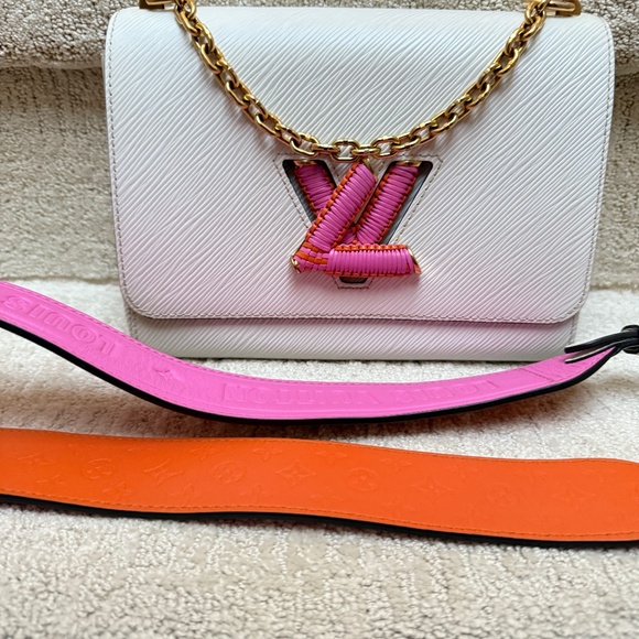 Louis Vuitton Twist MM Bag in white EPI Leather with Pink & Orange Accents - Picture 2 of 16